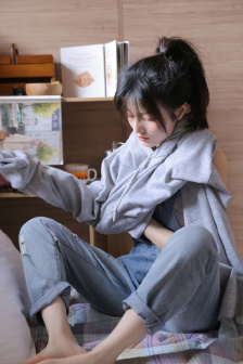 大手探进他的衣服里到处游走